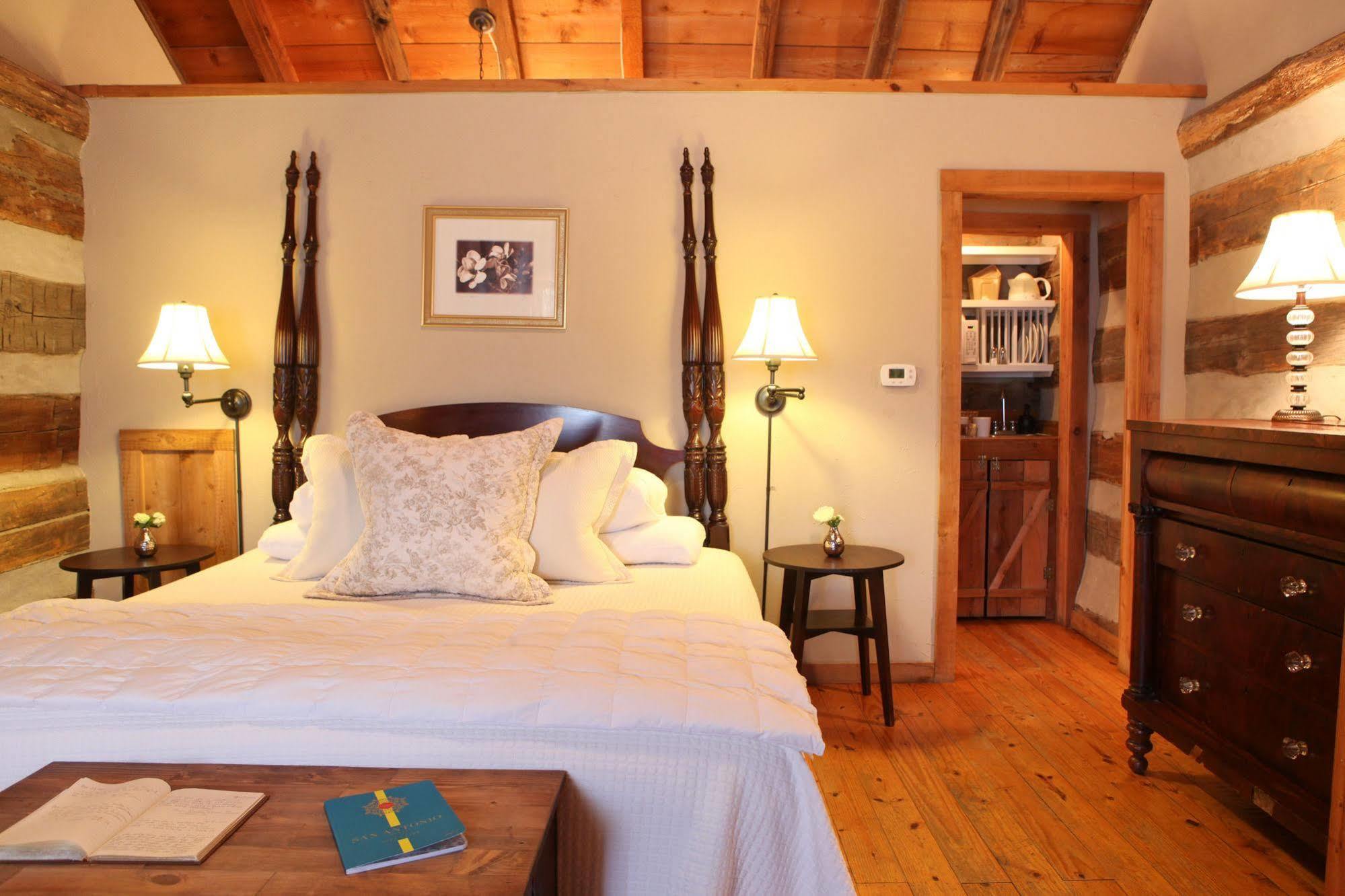 Hoffman Haus Bed & Breakfast Фредериксбург Екстериор снимка